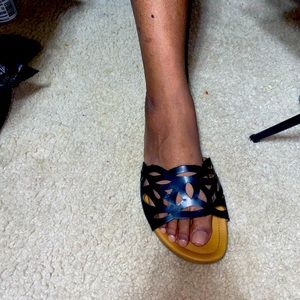 Heeled sandals with flowers in the inside